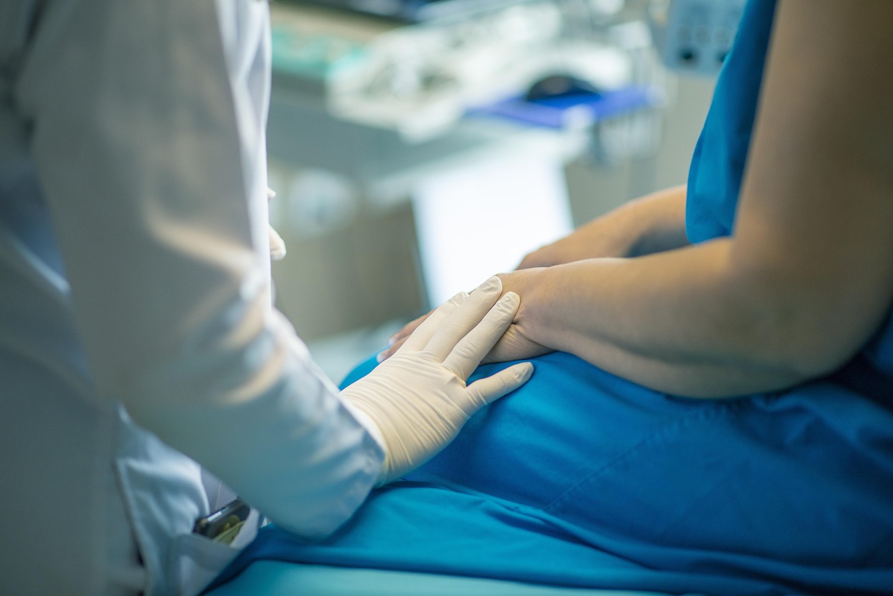 treatment-4099432_1280 Mutter mit Baby im Arm – Liebe und Geborgenheit